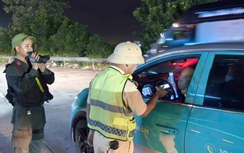 Cảnh sát xuyên đêm xử lý vi phạm nồng độ cồn, kiểm tra tất cả xe vào cao tốc