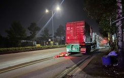 TP.HCM: Xe máy tông đuôi xe container, một người tử vong
