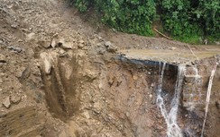 Lào Cai: Sạt lở đèo Khau Phạ chia cắt quốc lộ 32