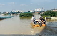 Hà Nội: Nước sông Hồng tràn lên đường, người dân phải đi lại bằng thuyền