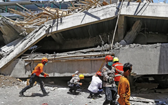 Vụ sập trường ở Indonesia: Còn 59 người mất tích, giới chức phải ra quyết định đau lòng