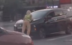 Nghệ An: Tài xế ủi CSGT lên nắp capo và phóng đi