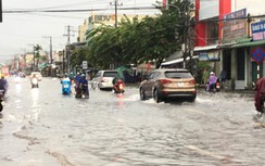 Quảng Ngãi: Mưa lớn gây ngập quốc lộ, sẵn sàng di dời hàng nghìn người dân