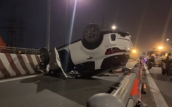 Bản tin TNGT 21/10: Ô tô lật ngửa giữa cầu Bình Lợi ở TP.HCM, tài xế nguy kịch
