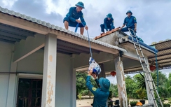 Đà Nẵng: Học sinh nghỉ học, người dân rốt ráo chèn chống nhà cửa chống bão số 12