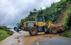 Quảng Ngãi quản chặt tàu khách đường thủy, sẵn sàng thông xe các tuyến đường bị sạt lở