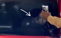 Nữ ca sĩ mang 4 bình khí cười trên ô tô, "bơ" hiệu lệnh của CSGT bị phạt gần 40 triệu đồng