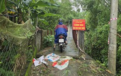 Rùng mình qua cây cầu bị lún võng, nứt gãy do bão lũ ở Quảng Trị