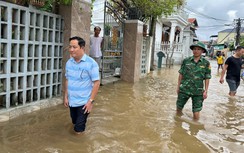 Bão 12 chưa đổ bộ, nhiều vùng thấp trũng của Huế đã ngập sâu