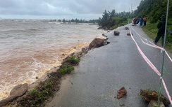 Huế: Bờ biển bị xâm thực nặng, nhiều tuyến đường sạt lở do triều cường