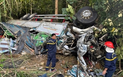 Xe tải mất lái lật nhào trên QL14C, 2 người tử vong