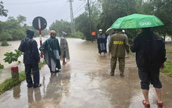 Huế: Vượt qua tuyến đường ngập lụt, ô tô điện bị nước lũ cuốn trôi