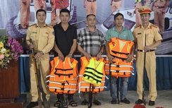 Lào Cai: Người dân giao nộp vũ khí, vật liệu nổ được tặng áo phao