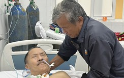 Nghẹn lòng cảnh anh gần 70 tuổi chăm em tâm thần nguy kịch sau tai nạn ở Bệnh viện Hà Tĩnh