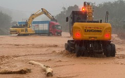 Cận cảnh sạt lở, nước tràn cắt mặt cao tốc La Sơn - Túy Loan qua Huế