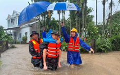 Lực lượng quân đội, công an Đà Nẵng hỗ trợ đưa người và tài sản tránh lũ