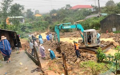 Quảng Ngãi: Sạt lở núi gây ách tắc giao thông, cô lập hàng nghìn người dân