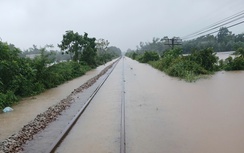 Ngập sâu ở Huế, đường sắt Bắc - Nam phải dừng toàn tuyến, 2.700 khách bị ảnh hưởng