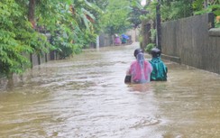 Nhiều tuyến đường xã phía Nam Quảng Trị ngập quá bụng, người dân di chuyển bằng thuyền