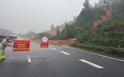 Đóng đường cao tốc qua Huế, cẩu ô tô mắc kẹt giữa sạt lở