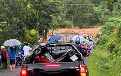 Sạt lở núi ở Đà Nẵng, bùn đổ như thác xuống quốc lộ 40B