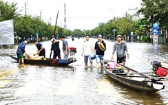 Huế: Đường phố biến thành sông, giao thông tê liệt