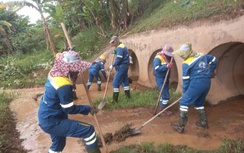 Hà Tĩnh: Những người âm thầm giữ đường thông suốt giữa mùa mưa