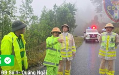 CSGT Quảng Ngãi dầm mình trong mưa lũ điều tiết giao thông, khắc phục sạt lở