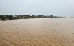 Nhiều nơi tại Quảng Trị ngập sâu do mưa lũ, đã di dời hơn 115 hộ dân đến nơi an toàn