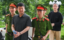 Dẫn giải các bị cáo ra tòa vụ đánh bạc 106 triệu USD tại khách sạn 5 sao ở Hà Nội