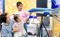 Gian hàng Vietnam Airlines hút khách tham quan tại Hội chợ Mùa thu 2025