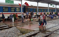 Đường sắt chuyển tải hơn 4.000 hành khách do ngập ở Huế