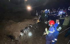 Tìm thấy hai thi thể trong ô tô bẹp dúm ở Lào Cai