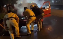 CSGT Tây Ninh giải cứu đôi nam nữ mắc kẹt trong ô tô cháy rực
