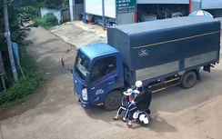 Khoảnh khắc xe đạp điện lao vun vút tông ngang xe tải, 3 nữ sinh thương vong