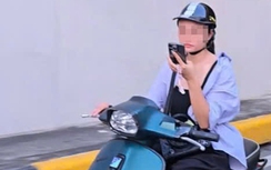 Hà Nội: Hai cô gái đi xe máy nghe điện thoại bị xử phạt mỗi người 1,4 triệu đồng