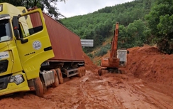 Xe đầu kéo gặp nạn tại điểm sạt lở, đường qua đèo Lò Xo lại ách tắc