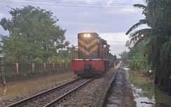 Sau 3 ngày nỗ lực xuyên đêm, đường sắt Bắc - Nam qua Huế thông trở lại