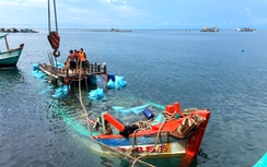 Cà Mau: Tàu bị sóng đánh chìm, hai thuyền viên được cứu vớt an toàn