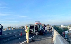 Xe tải lật sau va chạm với xe cứu thương trên cao tốc TP.HCM - Trung Lương