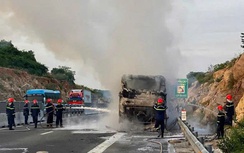 Lửa bao trùm xe khách chở 30 người trên cao tốc Nha Trang - Cam Lâm