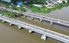 Hoàn tất kích nâng tĩnh không thông thuyền cầu 11.000 tấn bắc qua sông Sài Gòn lên 7m