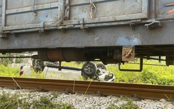 Vượt đường sắt nơi có biển cấm ô tô, xe bán tải bị húc bay, tài xế bị thương nặng