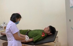 Những người hùng giữa tâm bão Hà Tĩnh: Từ hiến máu cứu sản phụ đến dựng lại mái nhà