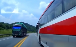 Xe khách liều lĩnh vượt phải, suýt gây tai nạn đối đầu