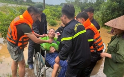 Công an Bắc Ninh giải cứu 12 người thoát khỏi dòng nước lũ