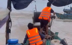Lời kể của trung tá công an và 2 người dân vượt sóng dữ cứu 7 người trên tàu cá gặp nạn