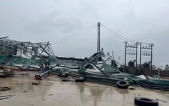 Hà Tĩnh: Người dân xếp hàng mua vật liệu xây dựng về sửa chữa nhà cửa sau bão lũ