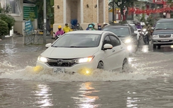 Hà Nội xuất hiện nhiều điểm ngập sau cơn mưa xuyên đêm đến sáng