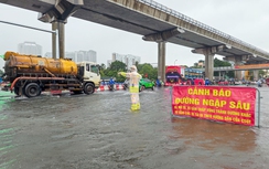 Nhiều tuyến đường ở Hà Nội ngập sâu khiến hàng loạt ô tô chết máy, CSGT cảnh báo gì?